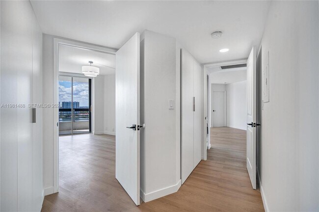 Building Photo - 19101 NE 36th Pl