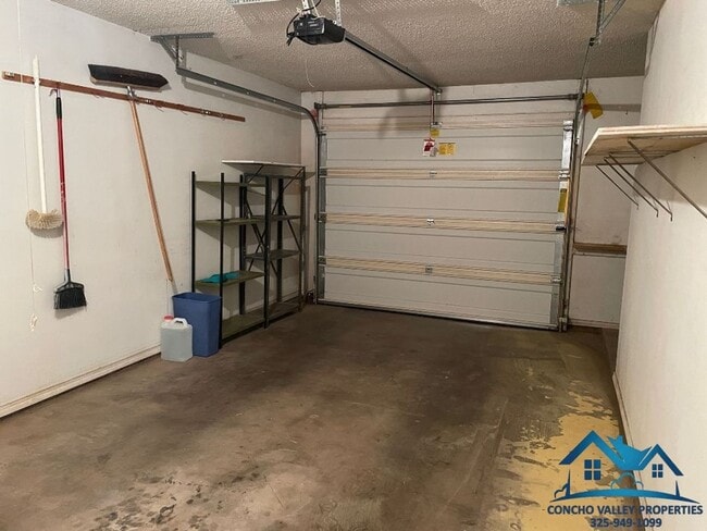 Building Photo - For Rent - 2 Bed/ 1.5 Bath