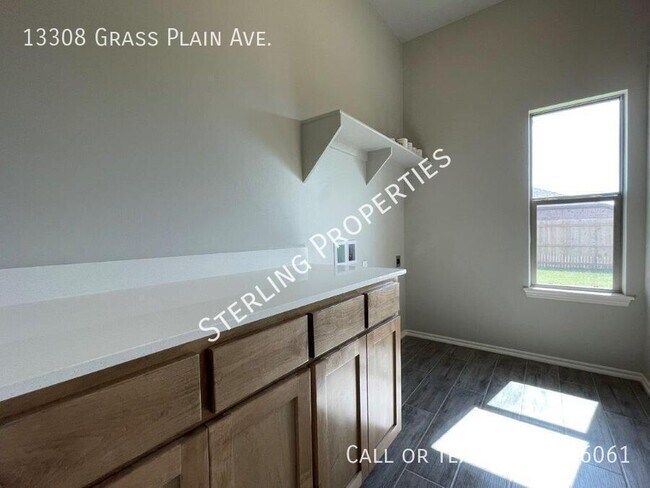 Building Photo - 13308 Grass Pln Ave