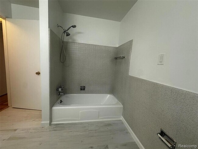 Building Photo - 458 Fox Hills Dr S