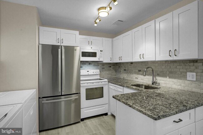Building Photo - 2665 Glengyle Dr