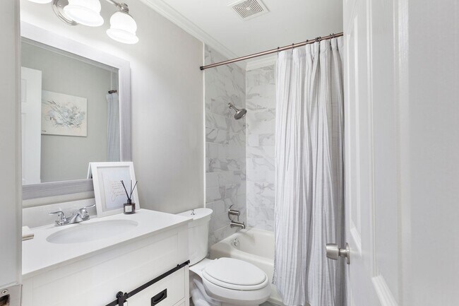 Building Photo - Beautifully Updated Two-Story 3/2.5 w/ Huge Fully Fenced Backyard!