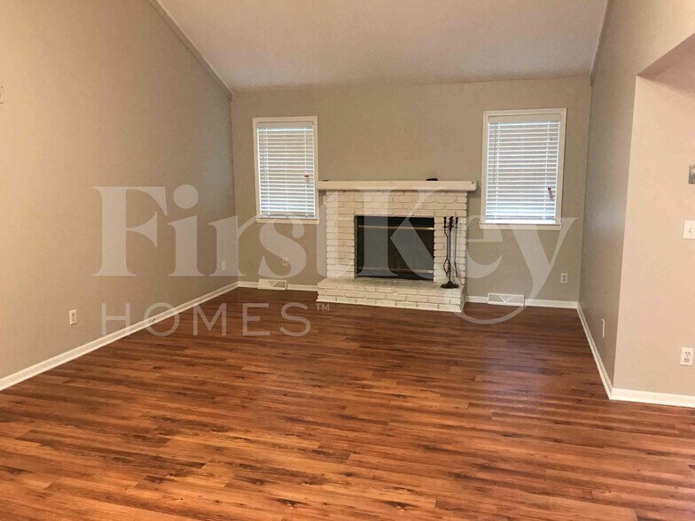 Building Photo - 804 NE Karapat Dr