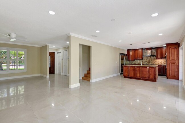 Building Photo - 4610 Pine Tree Dr