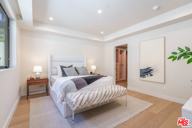 Building Photo - 1859 Barry Ave