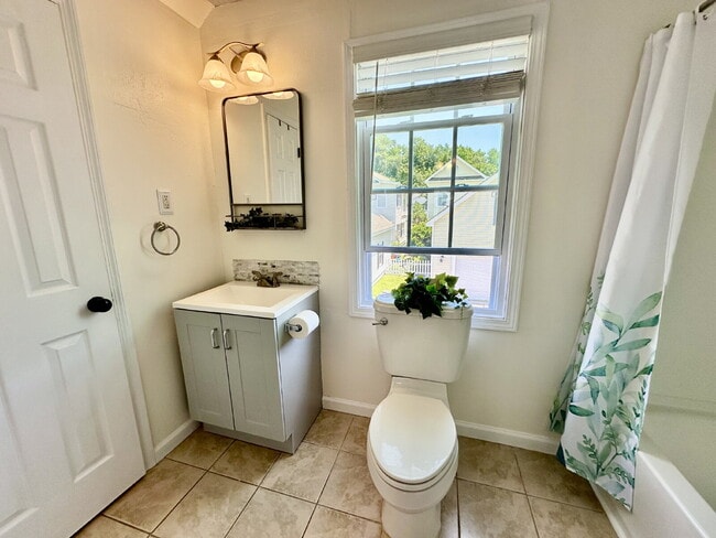 Building Photo - Cute Studio Garage Apartment in Westbury P...