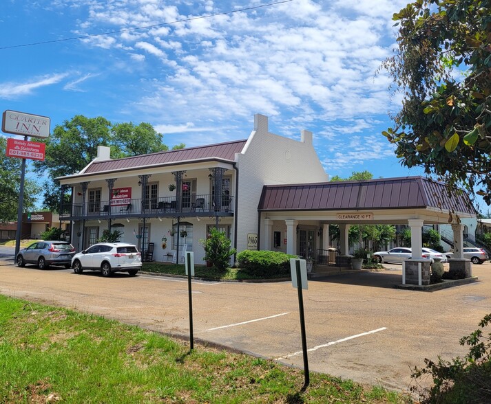 Primary Photo - Quarter Inn Apartments