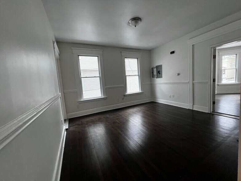 Building Photo - 879 Elm St