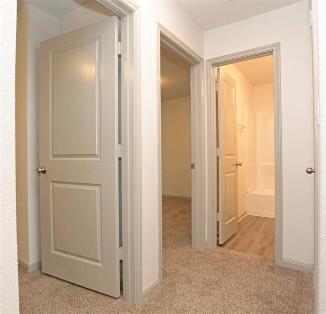 Building Photo - 897 E Semands St