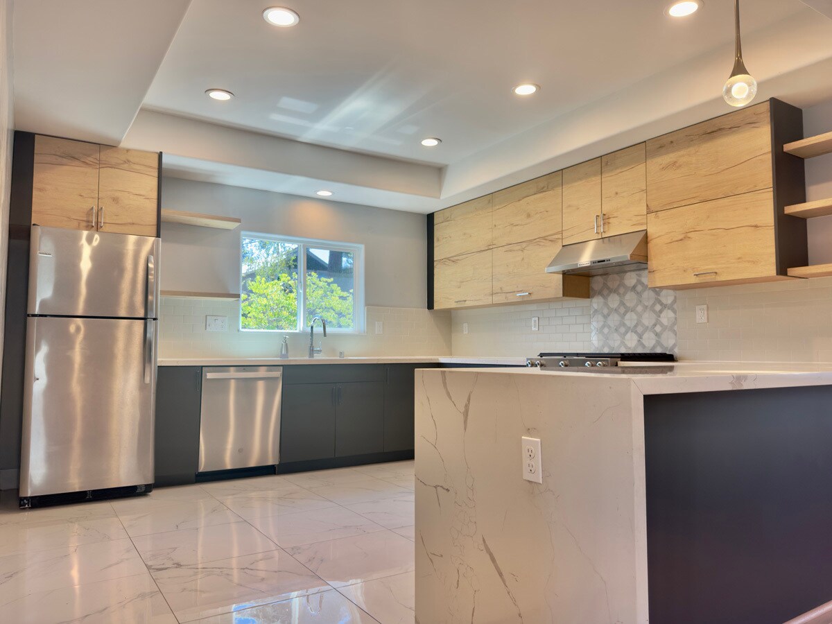 Building Photo - 914 Everett Ave