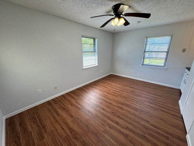Building Photo - 807 Bass Cir