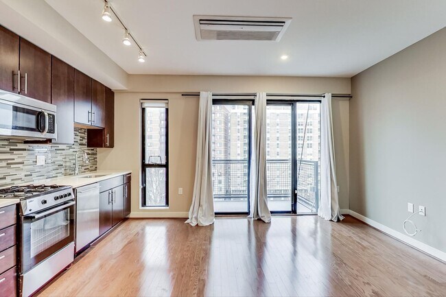 Building Photo - 1 Bed + 1 FB / Luxury Living in the heart ...