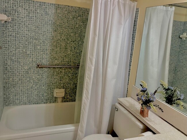 Building Photo - 100 Ventnor E