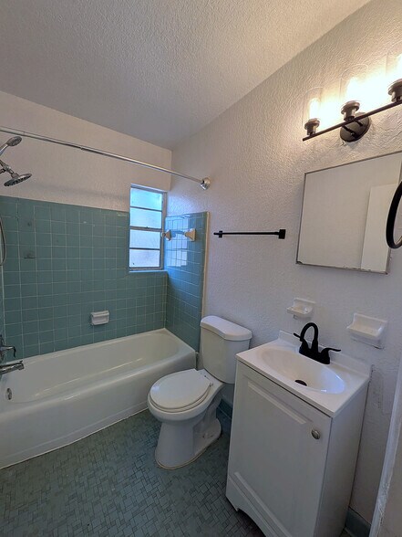 Building Photo - 2648 Dellwood Ave
