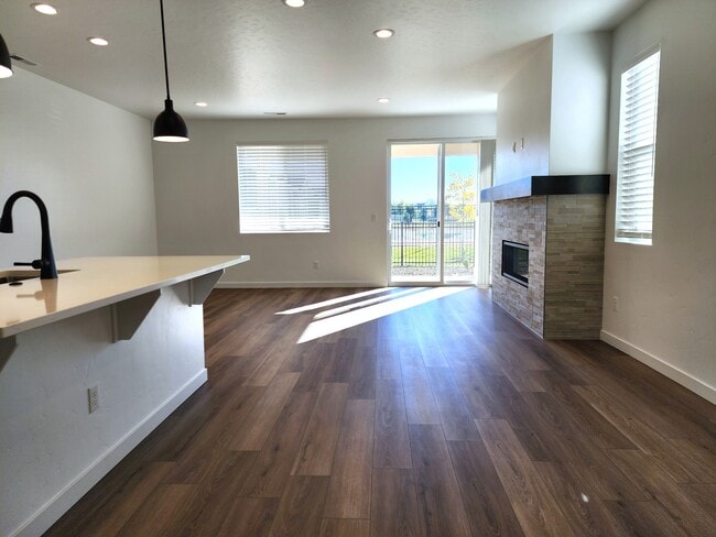 Building Photo - 350 N Lagrasse Ln