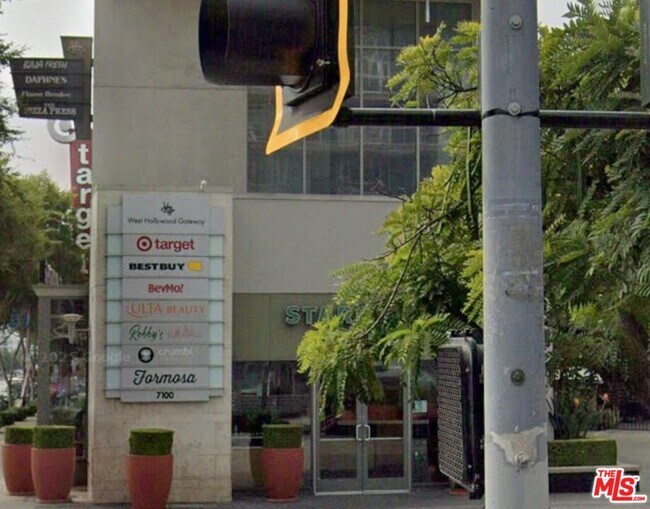 Building Photo - 922 N Hudson Ave