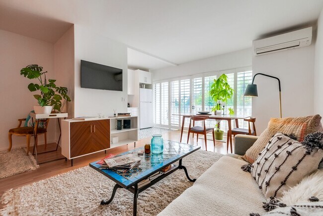 Building Photo - 999 N Doheny Dr