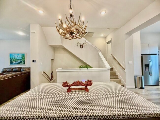 Building Photo - 1254 N Post Oak Rd