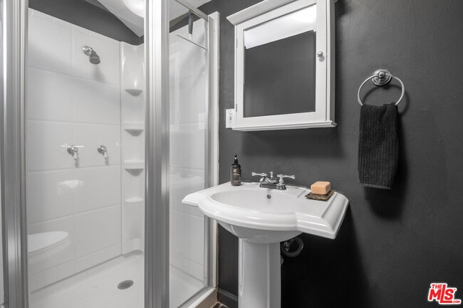 Building Photo - 6218 Balcom Ave