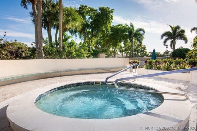 Building Photo - 5355 10th Fairway Dr
