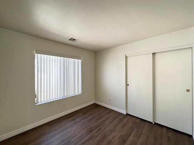 Building Photo - Decatur & Blue Diamond