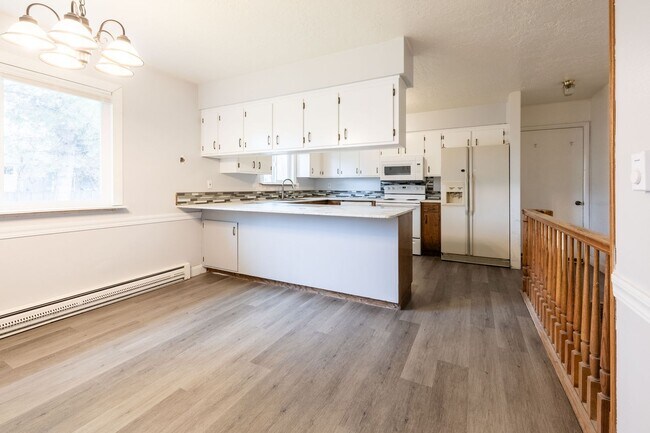 Building Photo - 4 BED 2 BATH HOME WITH BONUS ROOM IN IDAHO...