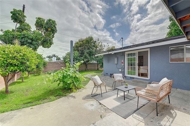 Building Photo - 2044 W Spruce Ave