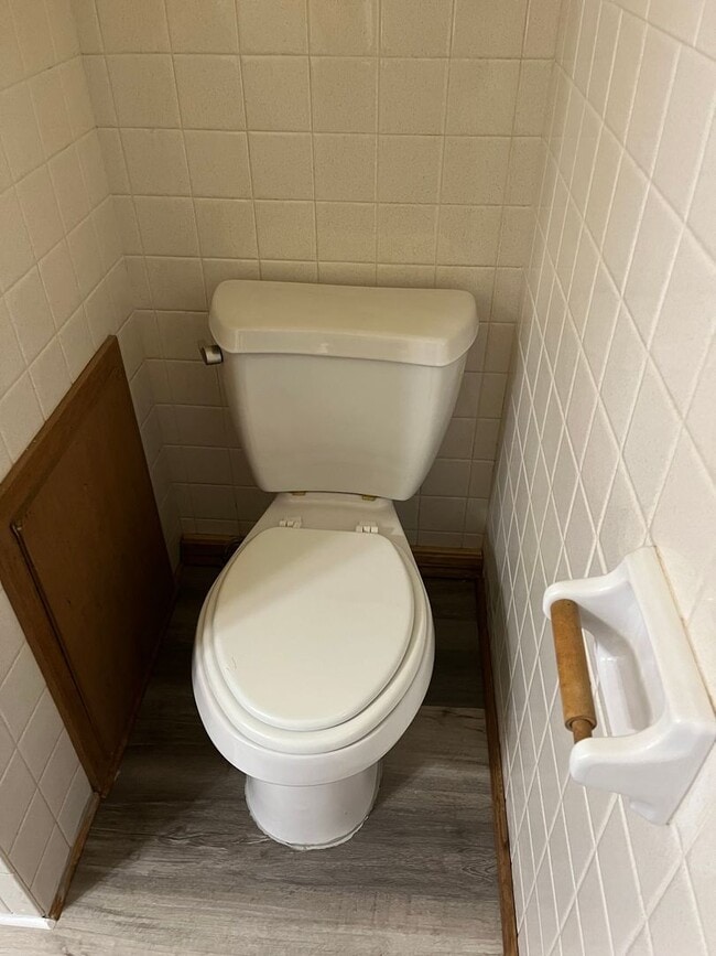 Building Photo - ADORABLE 3 BEDROOM HOUSE- FENCED BACK YARD