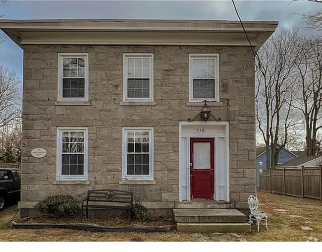 Building Photo - 118 Monument St