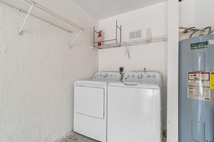 Building Photo - 6427 Park Lake Cir