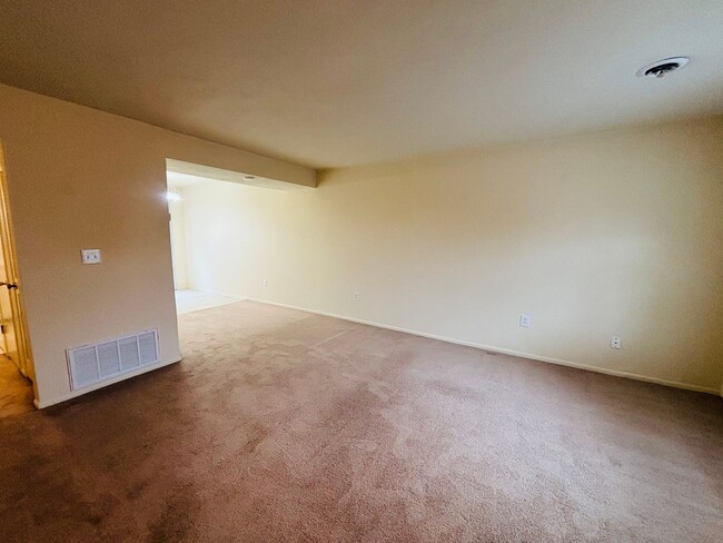 Building Photo - 2 Bedroom, 1.5 Bath Townhouse