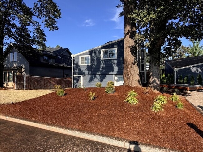 Building Photo - Spacious Home with Office, Studio, Workshop - Endless Possibilities!