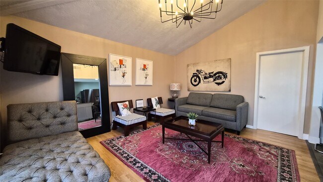 Building Photo - 2118 Oakdale St