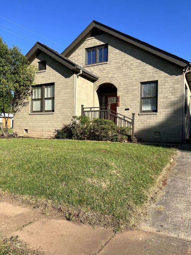 Building Photo - 631 9th Ct S