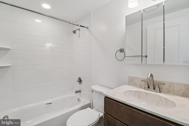 Building Photo - 303 Seaton Pl NE