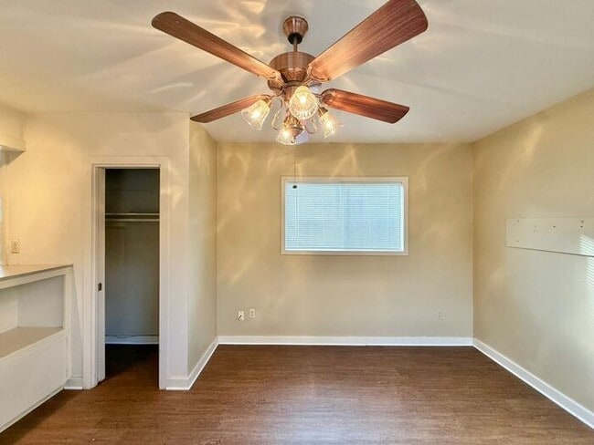 Building Photo - Tour Today! 2 Bedroom, 1 Bath Home
