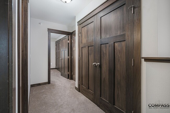 Building Photo - SPACIOUS AND MODERN TOWNHOME