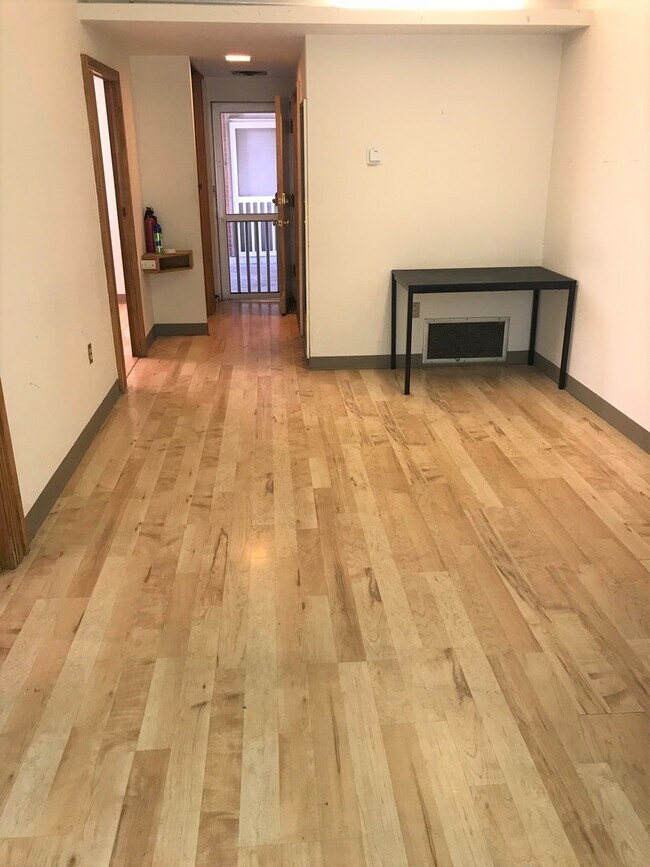 Building Photo - 2BR/1BA - East Campus - Stone's throw to Class! Water Included!
