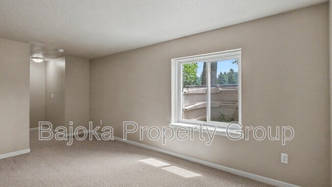Building Photo - 43018 Burlington Dr
