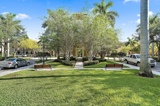 Building Photo - 356 W Thatch Palm Cir
