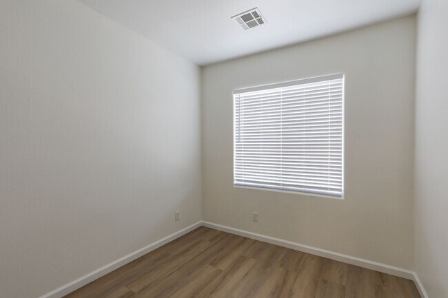 Building Photo - 3 Bedroom And Loft Southwest Gated Communi...