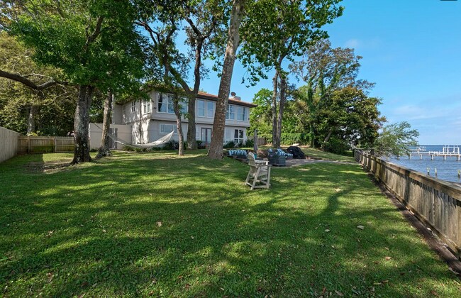 Building Photo - 2380 W Bayshore Rd