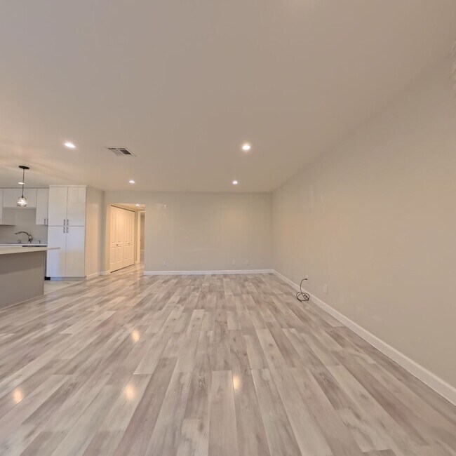 Building Photo - Modern style 2 Bed 2 bath Condo 1st Floor at The Lakes!