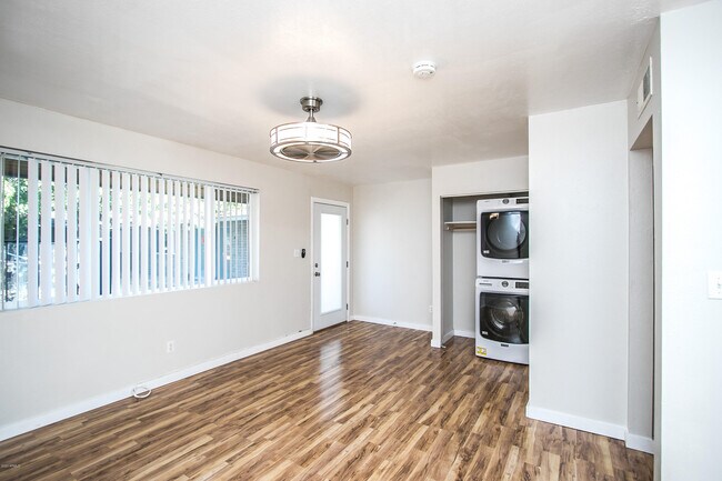 Building Photo - 402 S Beck Ave