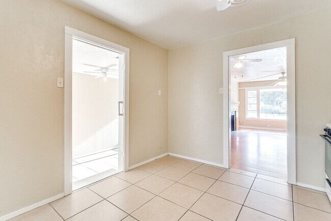Building Photo - Ready for New Tenants- 2 bedroom 1 bath with an Additional Flex Room  Minutes from TCU- 76109