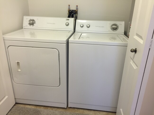 Building Photo - 2724 Hidden Dr