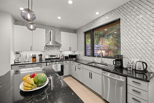 Building Photo - 3610 Thompson St