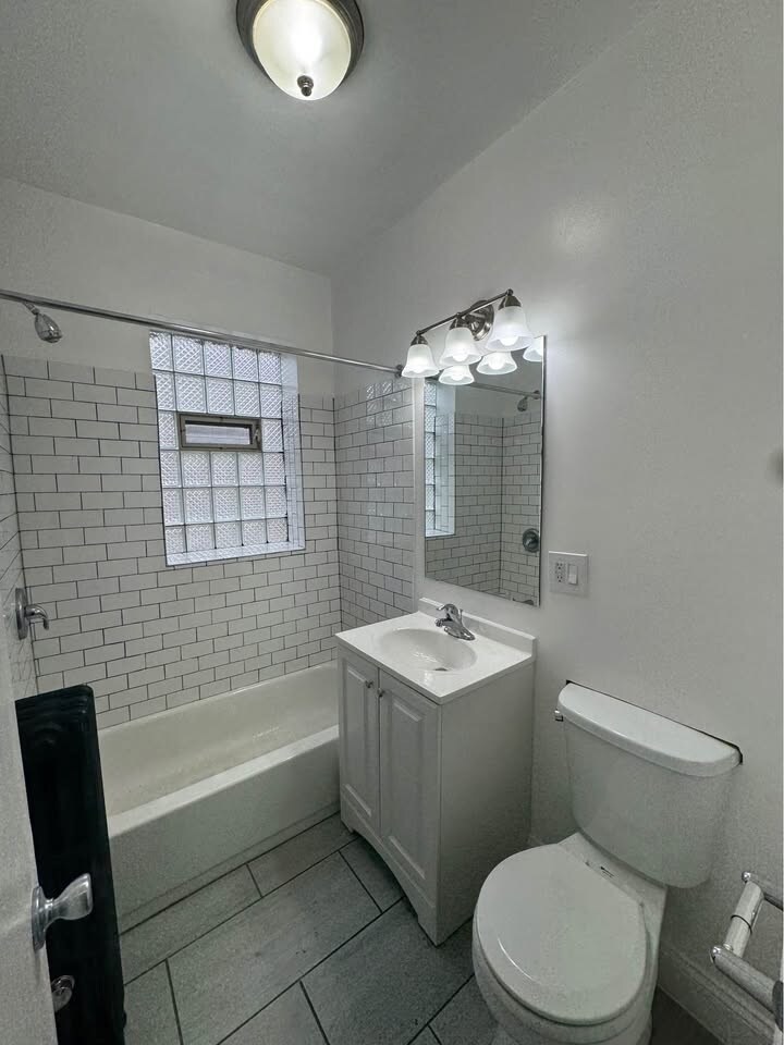 Building Photo - 4756 N Maplewood Ave