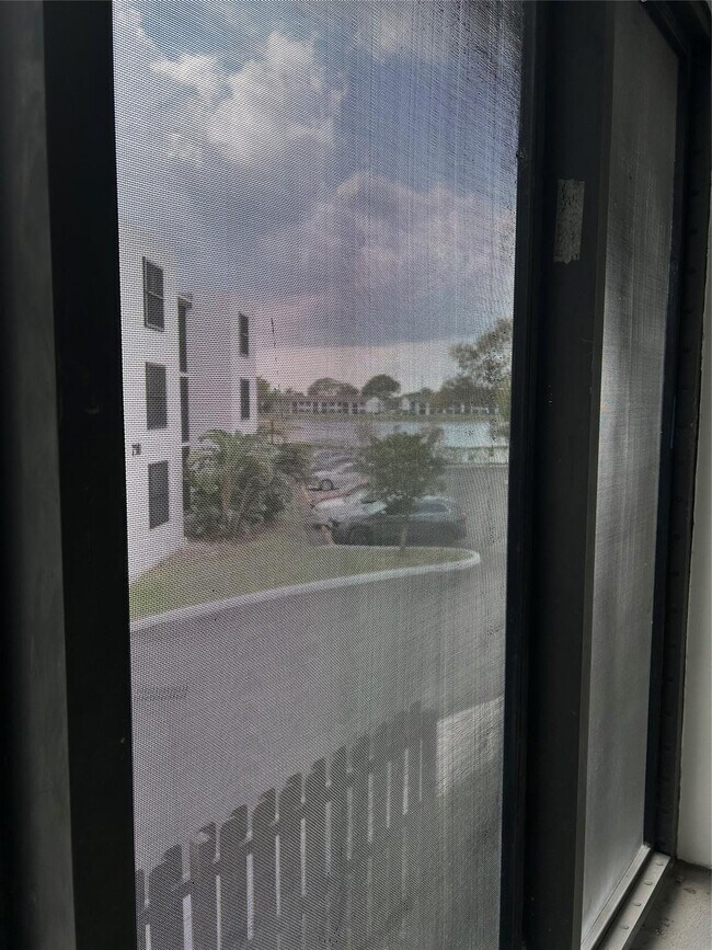 Building Photo - 211 Lake Pointe Dr