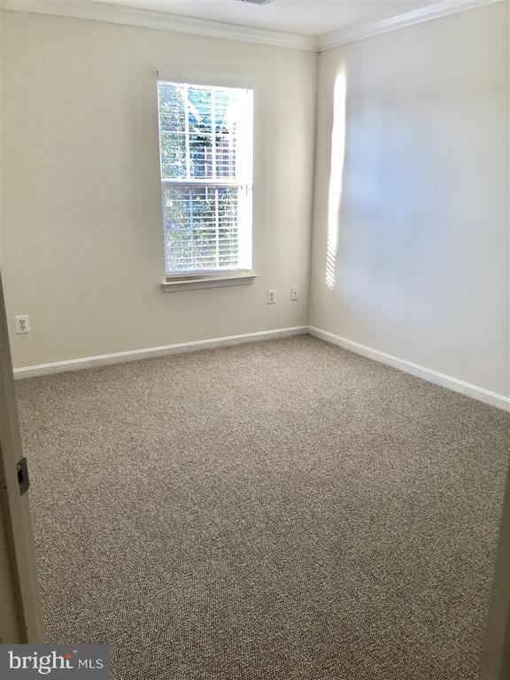 Building Photo - 1981 Logan Manor Dr